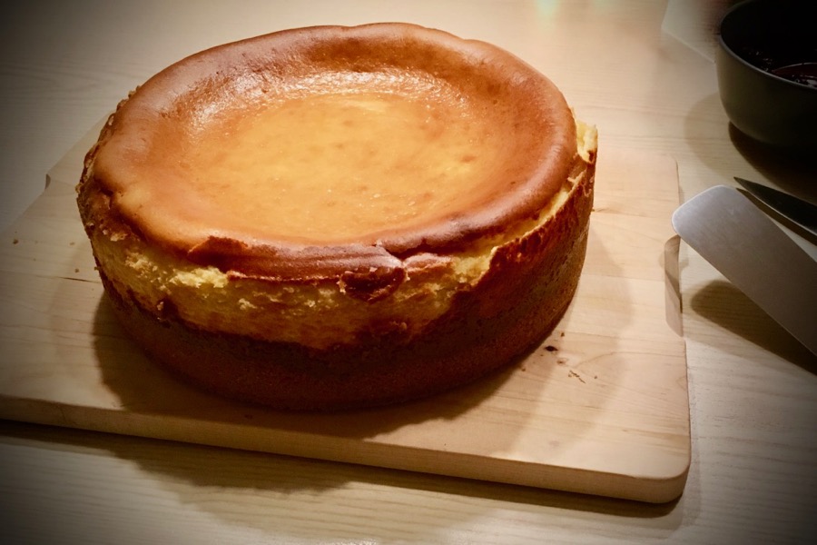 New York Style Cheesecake im Ganzen